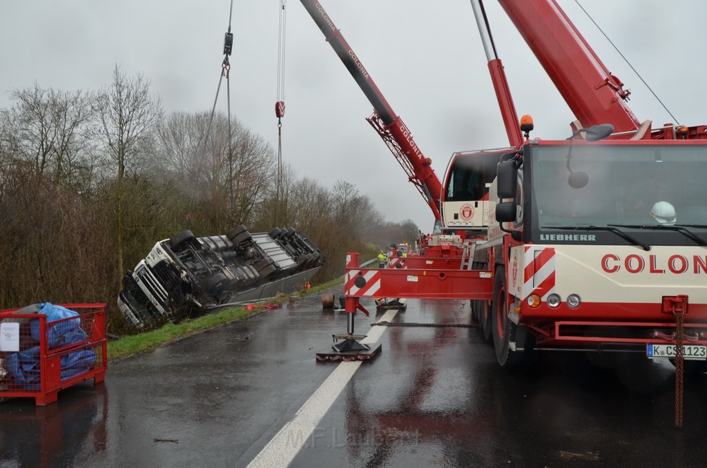 VU LKW umgestuerzt A 3 Rich Frankfurt AS Koenigsforst P378.JPG - Miklos Laubert